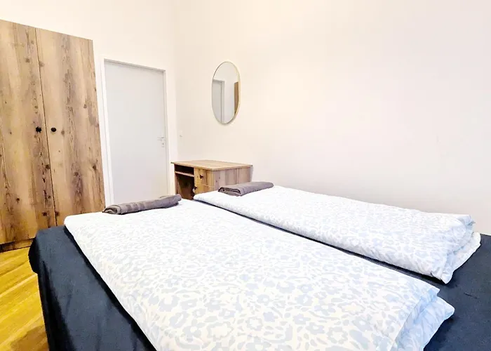 Spacious - 15 Min From Airport & Center, 5 Min From Main-bus Station Ez 12 *