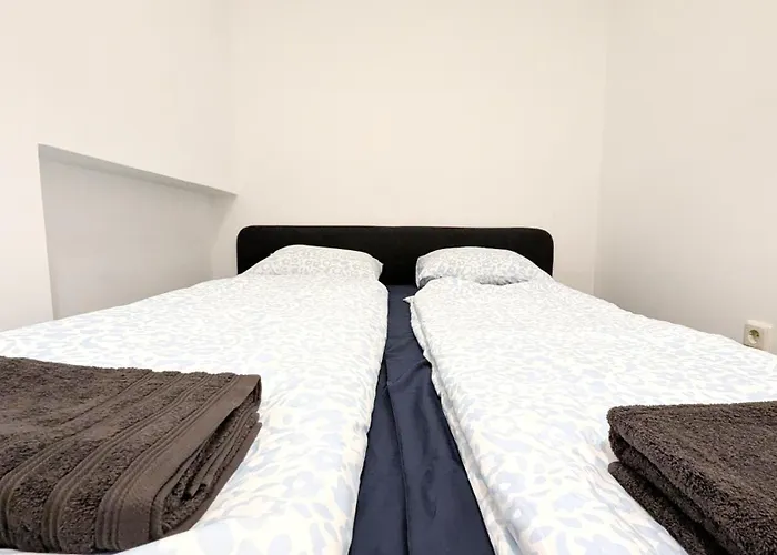 Spacious - 15 Min From Airport & Center, 5 Min From Main-bus Station Ez 12 Privatunterkunft *